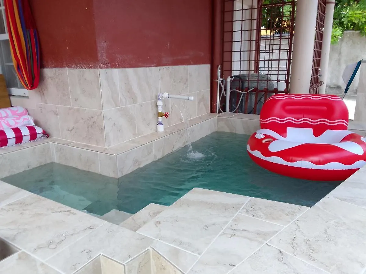Le Quad - One Bedroom & Studio Apt - Private, Spacious & Secured Kingston Apartment