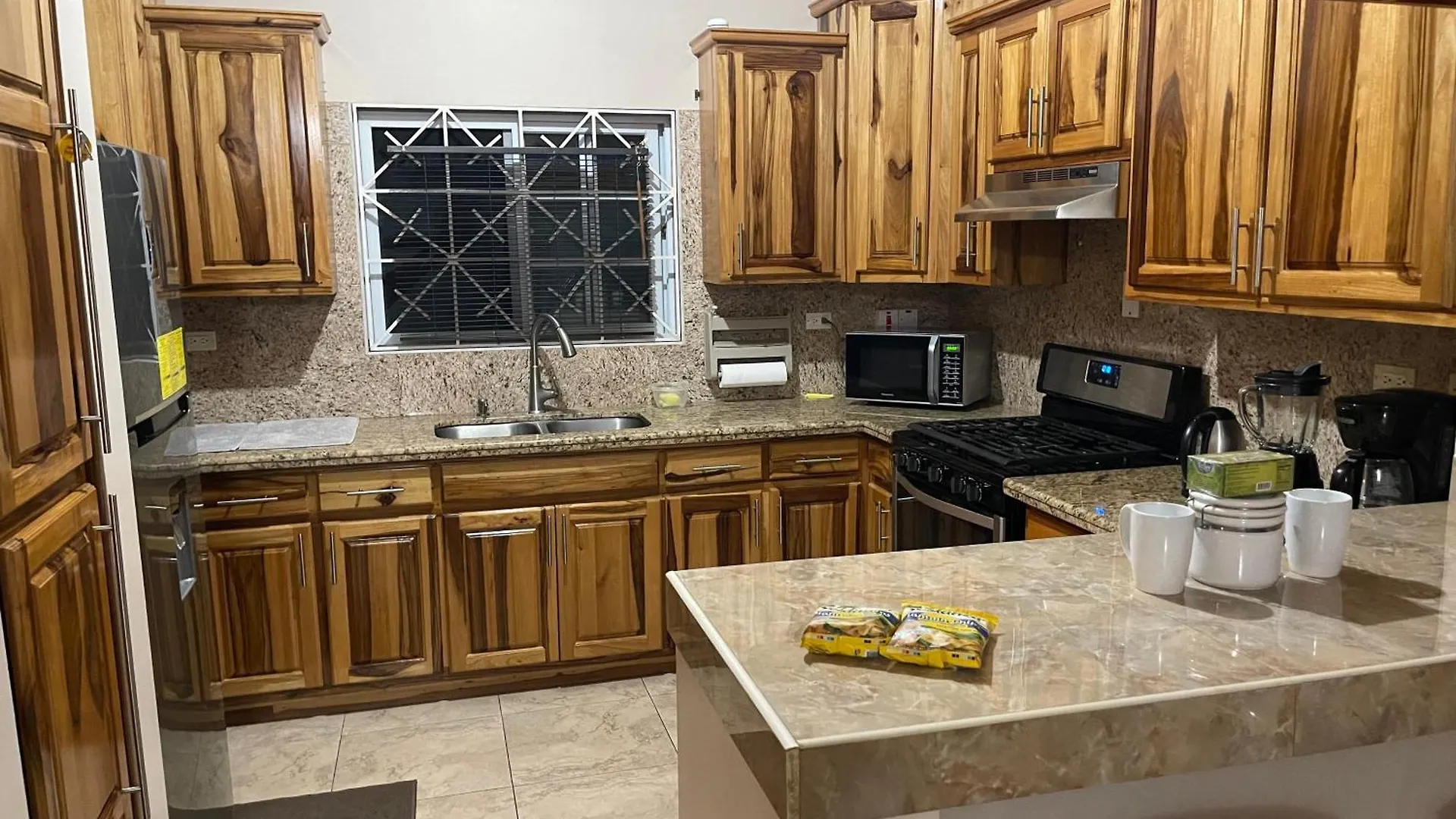 Le Quad - One Bedroom & Studio Apt - Private, Spacious & Secured Kingston Apartment